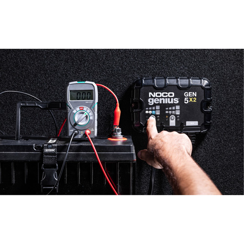 Chargeur de batterie embarqu&eacute; &agrave; 2 sorties de 10 amp&egrave;res Gen5X2 Genius Maritime Industrial Rubber
