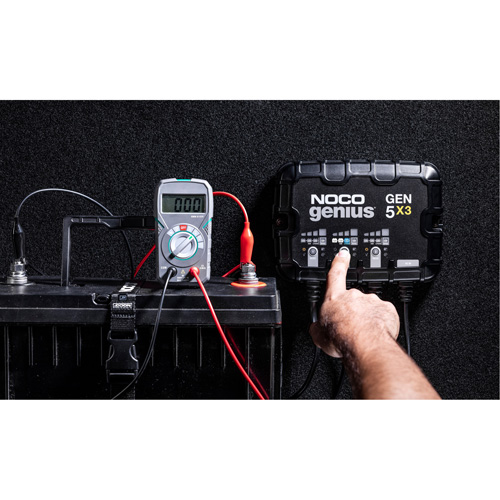 Chargeur de batterie embarqu&eacute; &agrave; 3 sorties de 15 amp&egrave;res Gen5X3 Genius Maritime Industrial Rubber