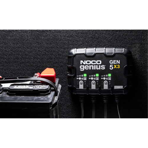 Chargeur de batterie embarqu&eacute; &agrave; 3 sorties de 15 amp&egrave;res Gen5X3 Genius Maritime Industrial Rubber