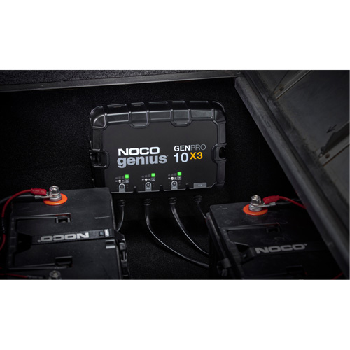 Chargeur de batterie embarqu&eacute; &agrave; 3 sorties de 30 amp&egrave;res GenPro10X3 Genius Maritime Industrial Rubber