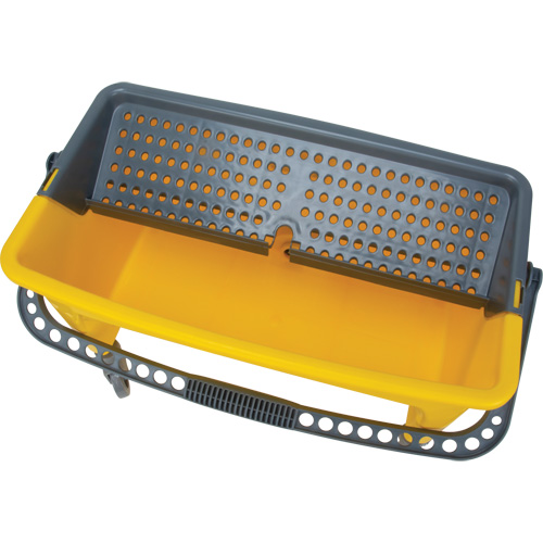 Seau et essoreuse pour vadrouille en microfibres, Passoire, 11 gal. US (44 pintes), Jaune Maritime Industrial Rubber