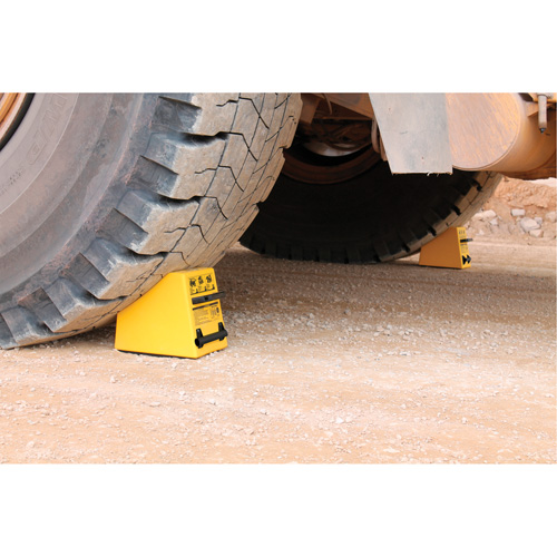 Cale de roue ultra-robuste pour l'exploitation mini&egrave;re Checkers Safety, PEHD, Jaune, 14-1/2" la x 17-1/2" p x 16" h Maritime Industrial Rubber