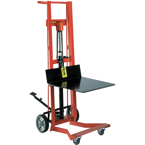 Gerbeur hydraulique &agrave; plateforme, M&eacute;canisme Pompe au pied, Capacit&eacute; de 750 lb, Levage max de 54" Maritime Industrial Rubber