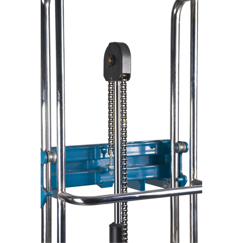 Gerbeur hydraulique &agrave; plateforme, M&eacute;canisme Pompe au pied, Capacit&eacute; de 880 lb, Levage max de 60" Maritime Industrial Rubber