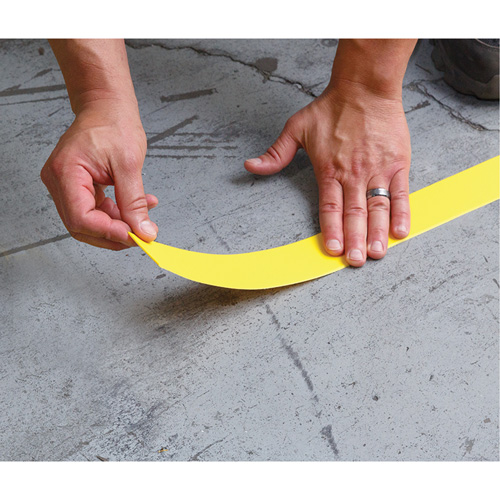Marqueur robuste pour le sol Tough-Mark, Rectangle, 48" lo x 2" la, Rouge et blanc, Poly&eacute;thyl&egrave;ne Maritime Industrial Rubber