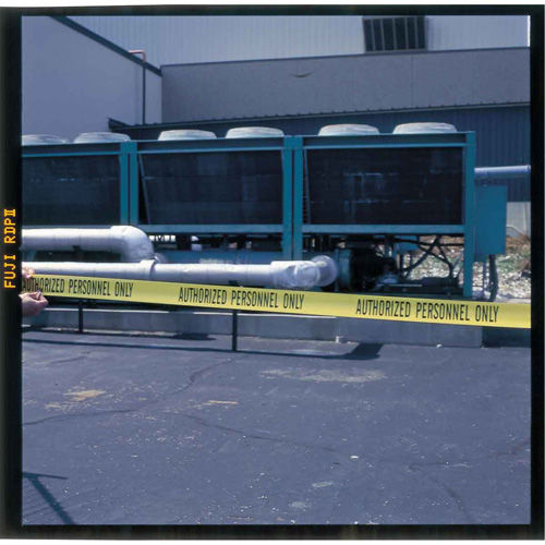 Ruban pour barricade, Anglais, 3" la x 200' lo, 3 mils, Noir sur jaune Maritime Industrial Rubber