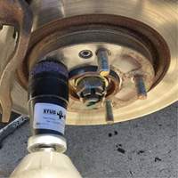 Outil de nettoyage pour moyeux, goujons et roues &agrave; entraînement par chocs STUD KLEEN Maritime Industrial Rubber