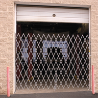 Barri&egrave;res de s&eacute;curit&eacute; galvanis&eacute;es repliables, Repliable simple fixe, 10' lo x 6' 6" h d&eacute;ploy&eacute; Maritime Industrial Rubber