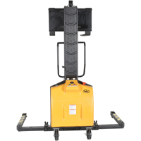 Gerbeur motoris&eacute; avec m&acirc;t &eacute;troit, Fonctionnement &eacute;lectrique, Capacit&eacute; 1500 lb, Lev&eacute;e max 63" Maritime Industrial Rubber