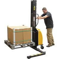 Gerbeur motoris&eacute; avec m&acirc;t &eacute;troit, Fonctionnement &eacute;lectrique, Capacit&eacute; 1000 lb, Lev&eacute;e max 63" Maritime Industrial Rubber