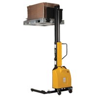 Gerbeur motoris&eacute; avec m&acirc;t &eacute;troit, Fonctionnement &eacute;lectrique, Capacit&eacute; 1500 lb, Lev&eacute;e max 98" Maritime Industrial Rubber