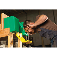 Poste de douche oculaire, Aliment&eacute; par gravit&eacute;, Capacit&eacute; 9 gal., Conformit&eacute; ANSI Z358.1 Maritime Industrial Rubber