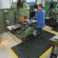 Tapis antifatigue &agrave; imbrication Cushion-Ease 550, &agrave; fentes, 3' x 3' x 3/4", Noir, Caoutchouc Maritime Industrial Rubber